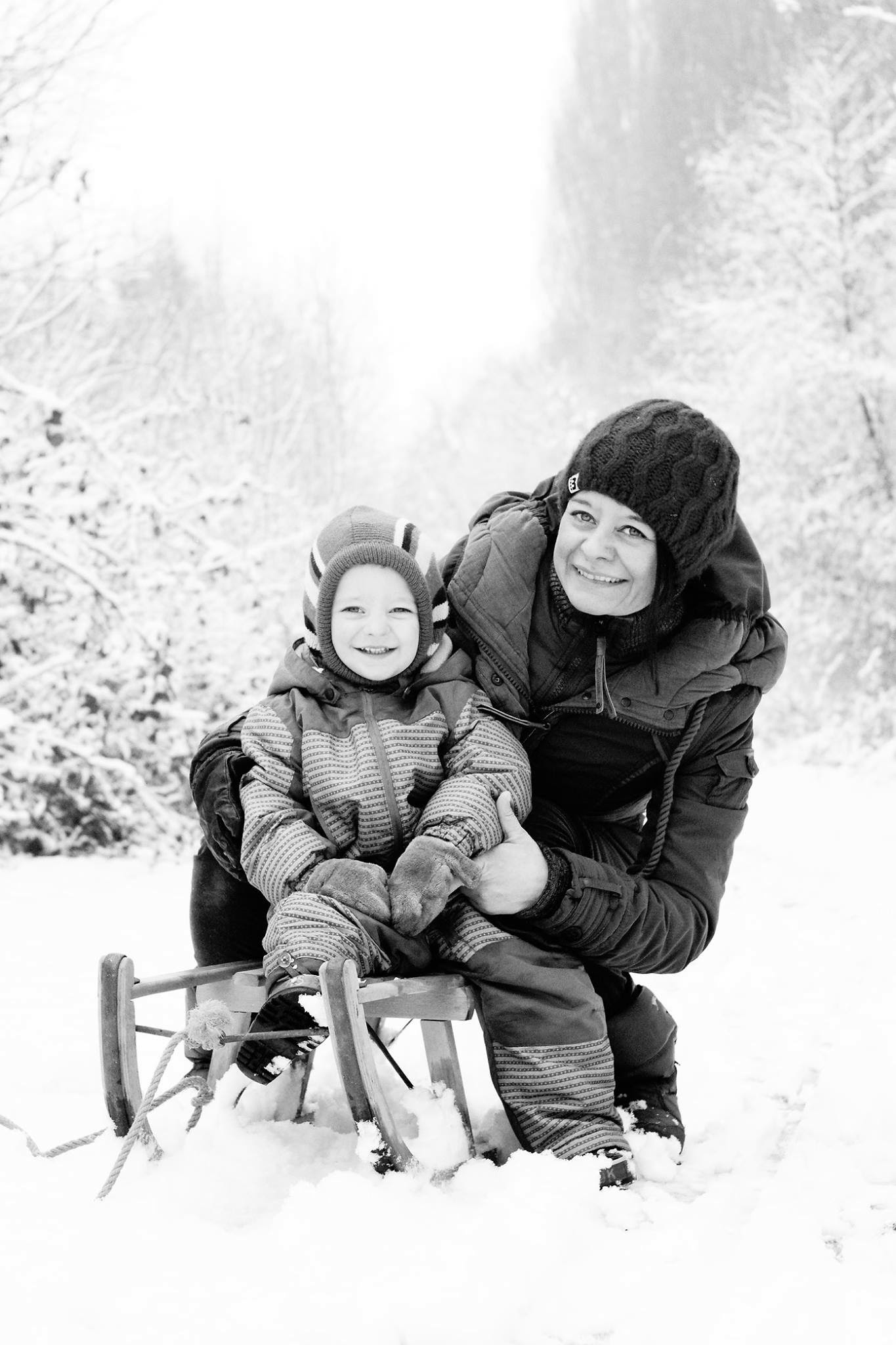 Mutter und Kind bei einem natürlichen Familienshooting im Schnee