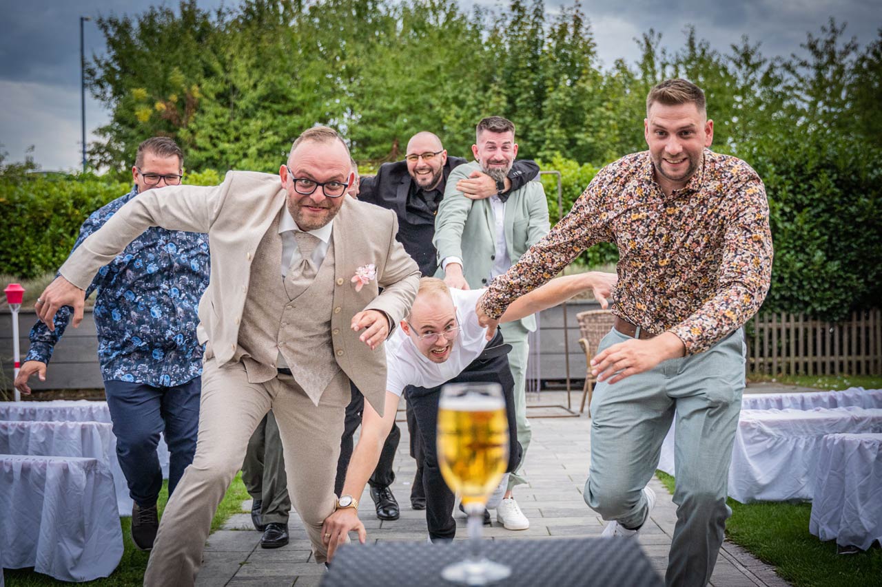 Duisburg Hochzeitsfotograf kreativ - rennender Bräutigam